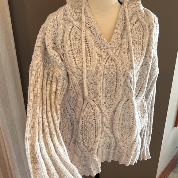 Beautiful cream pull over - Picture 2 of 6